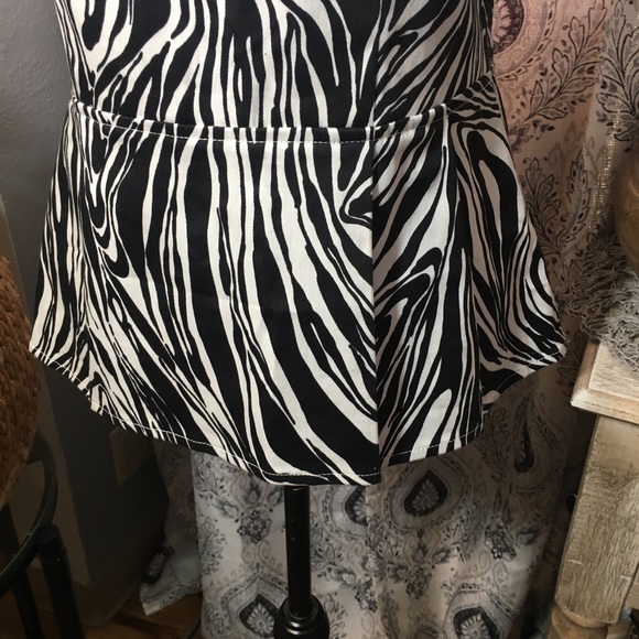 Willi Smith - Zebra print zipper back blouse with faux leather look trim. - Picture 5 of 10